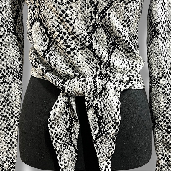 GUESS black and white Reptile Print cropped long sleeve tie front Sweater SM - Picture 13 of 15